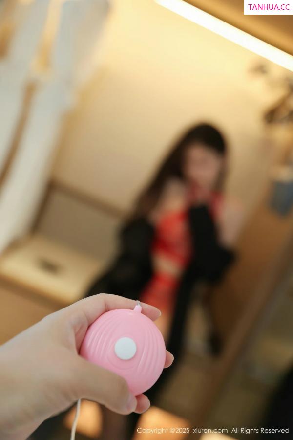   [XiuRen]高清写真图 2025.08.15 No.10652 刘婷婷 黑色风衣第16张图片